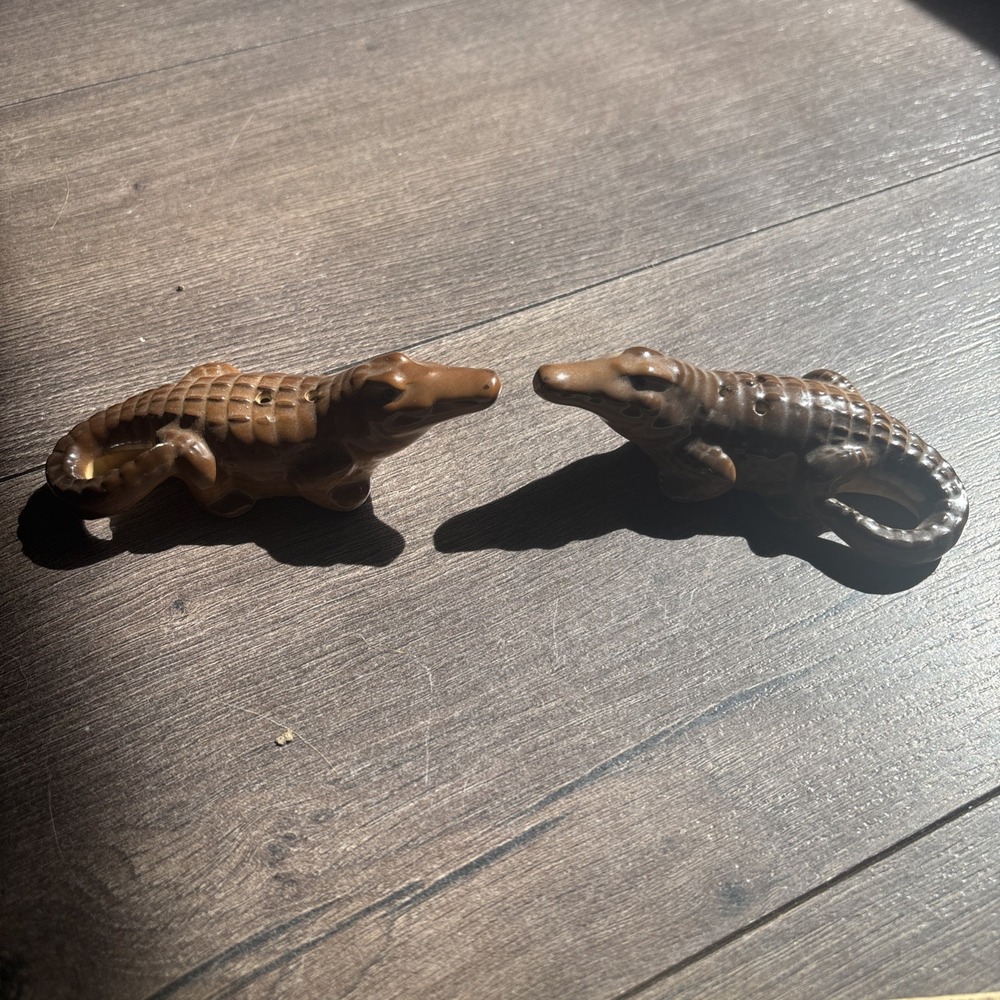 Vintage Stoneware ALLIGATORS JAPAN Salt Pepper Shakers Set Cottage